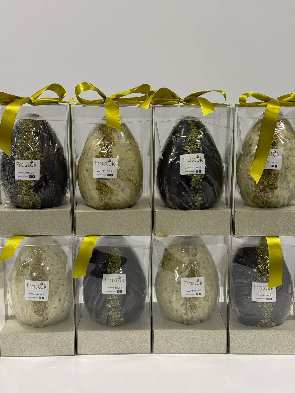 Uovo di Pasqua Cioccolato Bianco e Granella di Pistacchio salato
