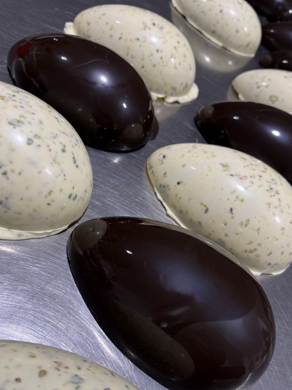 Uovo di Pasqua Cioccolato Fondente e Granella di Pistacchio